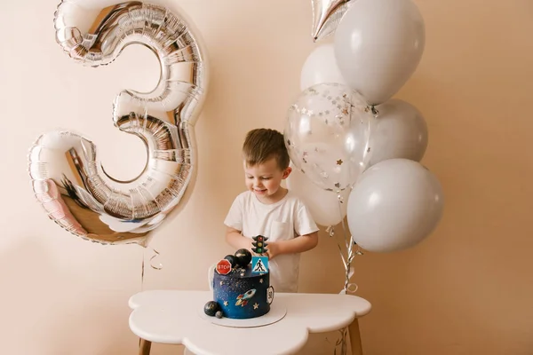 Rapaz Bonito Anos Está Comemorando Seu Aniversário Comer Delicioso Bolo — Fotografia de Stock
