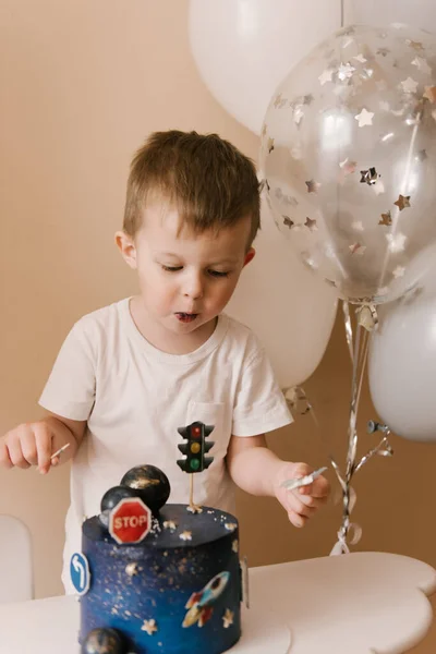 Rapaz Bonito Anos Está Comemorando Seu Aniversário Comer Delicioso Bolo — Fotografia de Stock