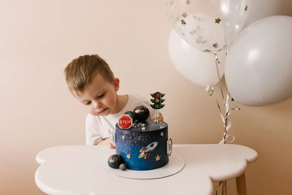 Rapaz Bonito Anos Está Comemorando Seu Aniversário Comer Delicioso Bolo — Fotografia de Stock