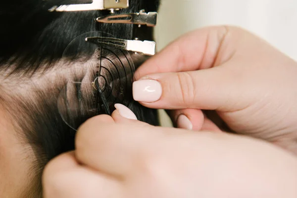 Coiffeur Fait Des Extensions Cheveux Une Jeune Fille Dans Salon — Photo