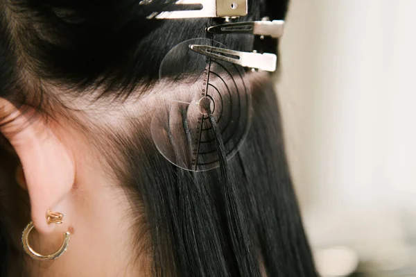 Kapper Doet Hair Extensions Aan Een Jong Meisje Een Schoonheidssalon — Stockfoto