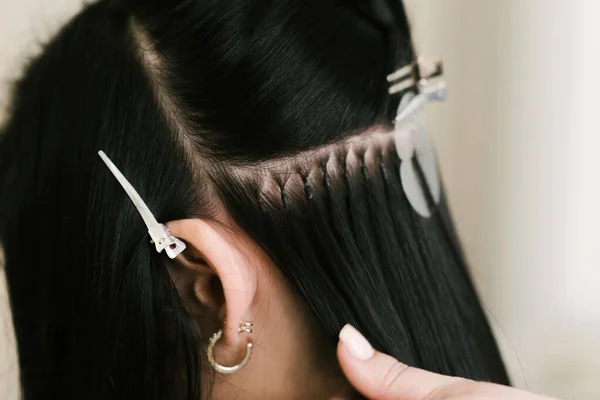 Kapper Doet Hair Extensions Aan Een Jong Meisje Een Schoonheidssalon — Stockfoto
