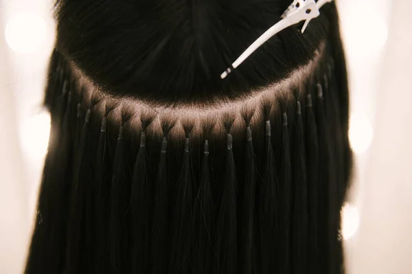 Fryzjer Przedłuża Włosy Młodej Dziewczynie Salonie Piękności Profesjonalna Pielęgnacja Włosów — Zdjęcie stockowe