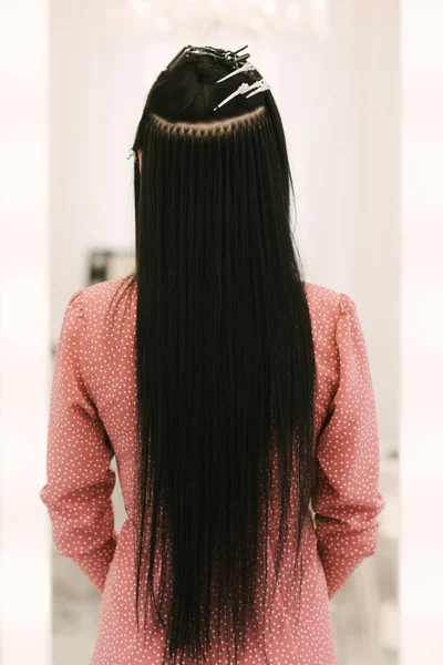 Fodrász Hajhosszabbítást Végez Egy Fiatal Lányon Egy Szépségszalonban Professzionális Hajápolás — Stock Fotó
