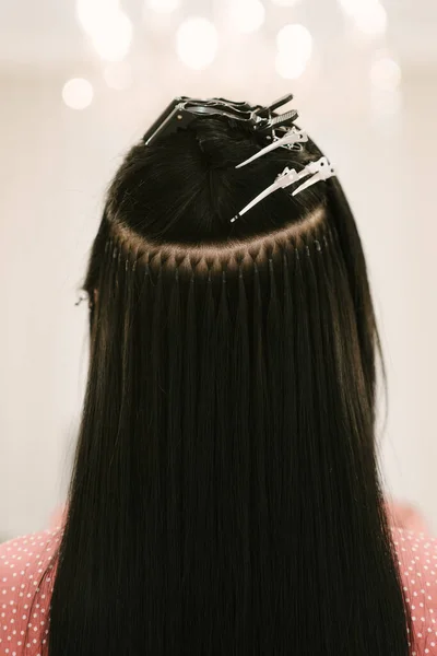 Der Friseur Macht Einem Schönheitssalon Haarverlängerungen Für Ein Junges Mädchen — Stockfoto