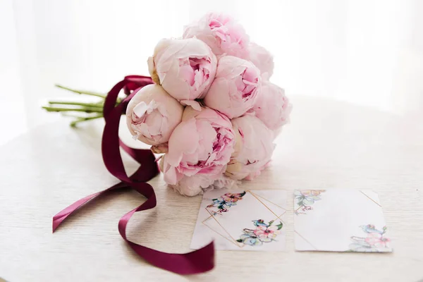 Esküvői Meghívók Ingyenes Szöveges Hely Mellett Egy Gyönyörű Csokor Rózsaszín — Stock Fotó