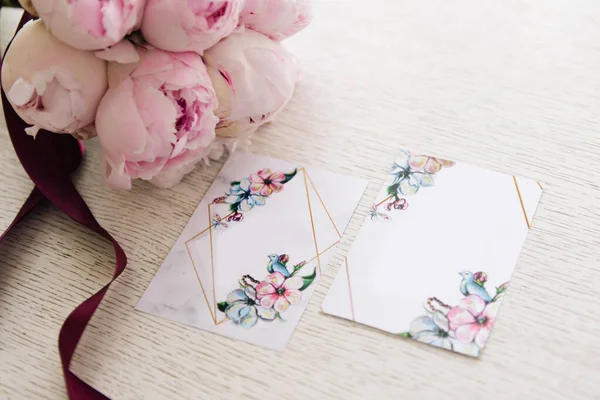 Esküvői Meghívók Ingyenes Szöveges Hely Mellett Egy Gyönyörű Csokor Rózsaszín — Stock Fotó