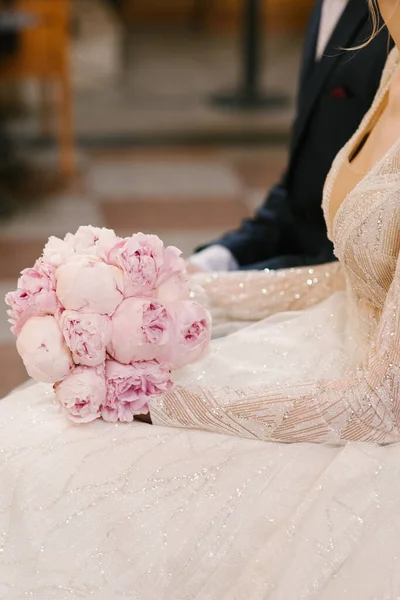 Belo Buquê Casamento Peônias Rosa Nas Mãos Noiva Lado Noivo — Fotografia de Stock