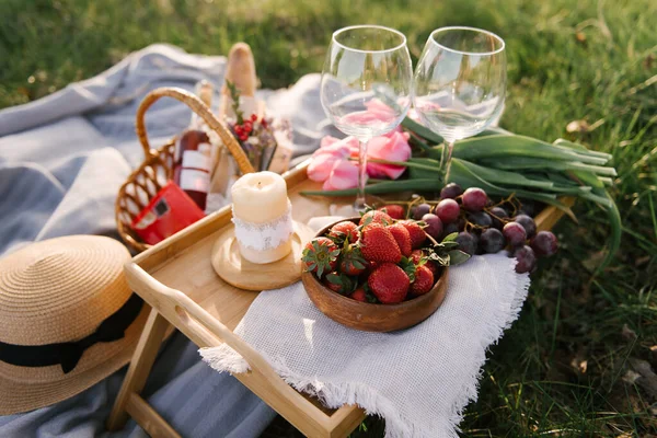 Picknickkorb Mit Erdbeeren Trauben Und Brötchen Auf Dem Grünen Rasen — Stockfoto