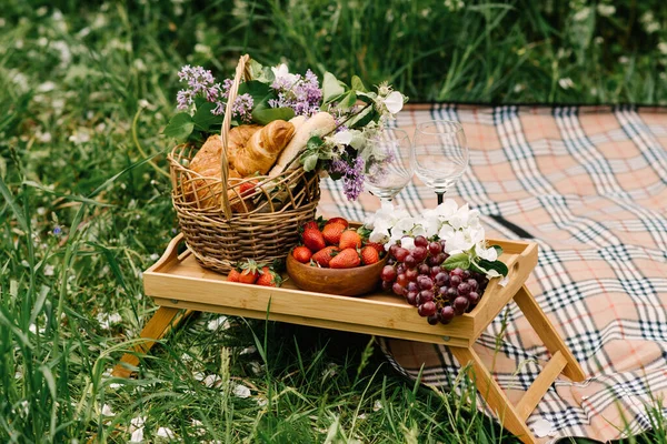 Picknickkorb Mit Erdbeeren Trauben Und Brötchen Auf Dem Grünen Rasen — Stockfoto