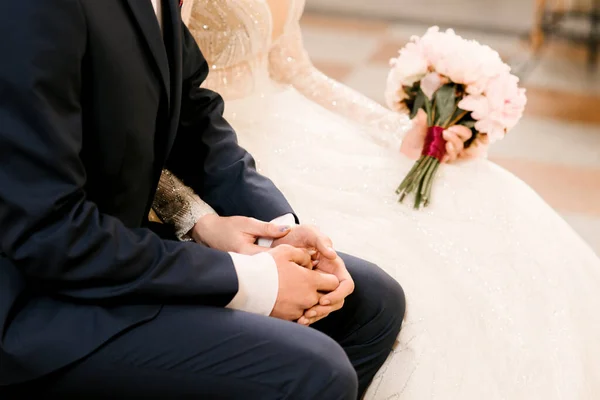 新娘和新郎的手 教堂里的婚礼 — 图库照片