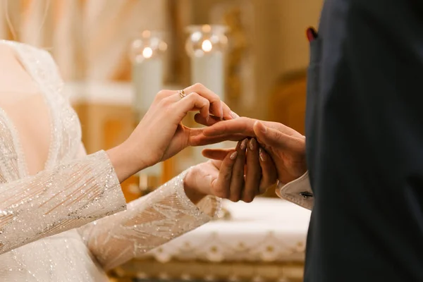 花嫁と新郎の手 教会での結婚式 — ストック写真