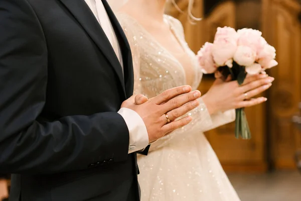 Mãos Noiva Noivo Casamento Igreja — Fotografia de Stock