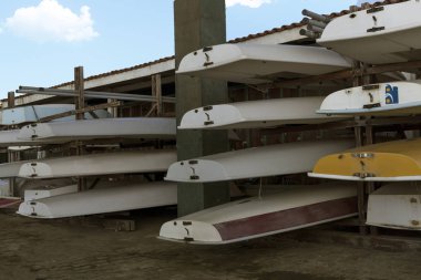 Sonraki macera için bekliyor kendi yerlerde döşeme tekneler.