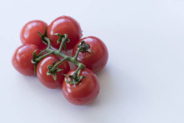 Masada güzel küçük kırmızı organik domates. Yakın çekim.