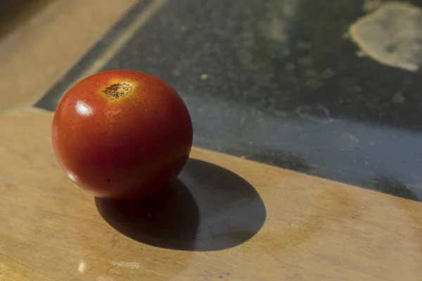 Imagem Ponto Vista Tomate Mesa Madeira Vidro — Fotografia de Stock