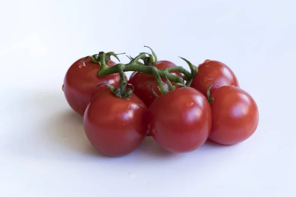 Tomat organik merah kecil yang indah di atas meja. Tembakan jarak dekat . — Stok Foto