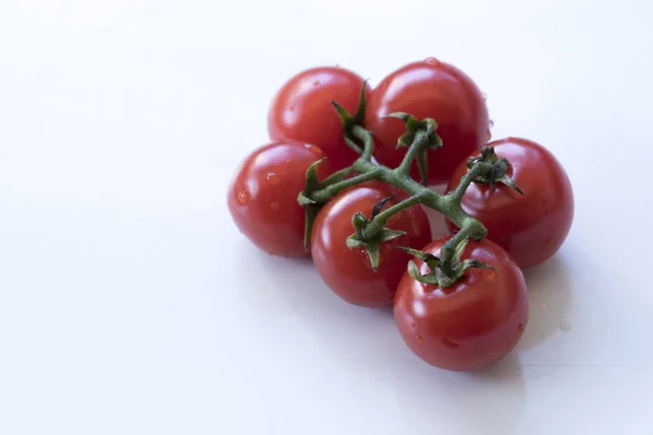 Красивые маленькие красные органические помидоры на столе. Крупный план . — стоковое фото