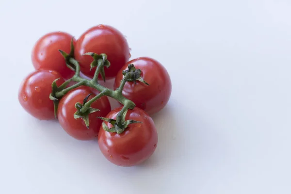 Belos tomates orgânicos vermelhos minúsculos na mesa. Imagem de close-up . — Fotografia de Stock