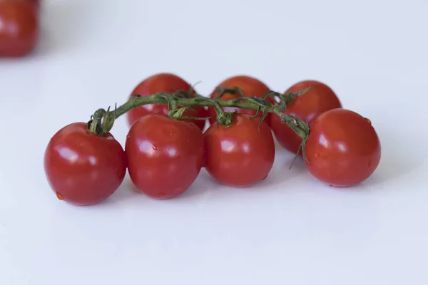 Belos tomates orgânicos vermelhos minúsculos na mesa. Imagem de close-up . — Fotografia de Stock