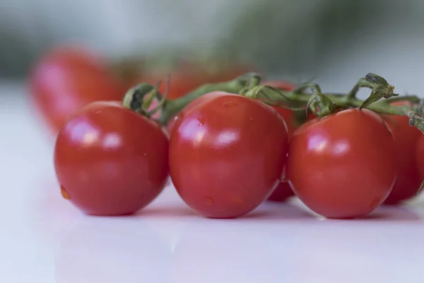 Belos tomates orgânicos vermelhos minúsculos na mesa. Imagem de close-up . — Fotografia de Stock