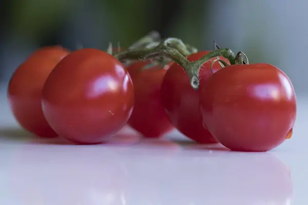 Belos tomates orgânicos vermelhos minúsculos na mesa. Imagem de close-up . — Fotografia de Stock