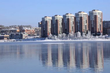 Irkutsk kent. Angara Nehri kıyısında binalar
