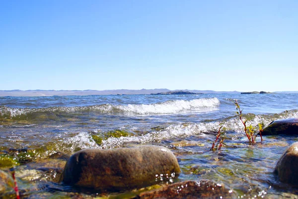 Jezioro Bajkał. Olchon. Małych fal docierania na brzegu. — Zdjęcie stockowe
