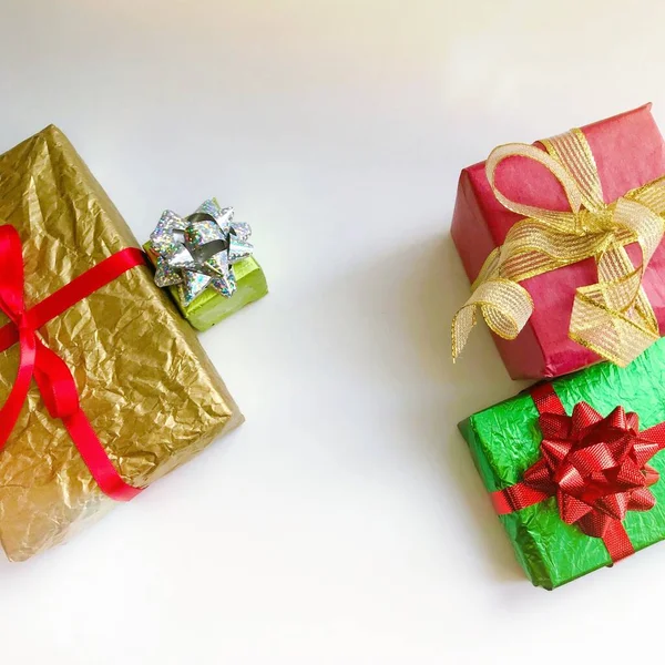 Wiele świąteczne kolorowe pudełka na białym tle — Zdjęcie stockowe