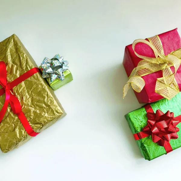 Mnoho vánoční barevné dárkové krabice na bílém pozadí — Stock fotografie