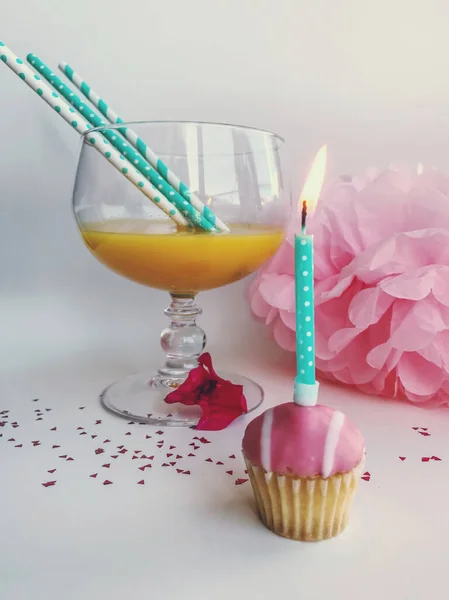 Concepto de feliz cumpleaños. Cumpleaños cupcake y cóctel — Foto de Stock