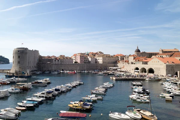 Vista do porto da cidade velha de Dubrovnik (Croácia ) — Fotografia de Stock