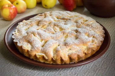 Ev yapımı elmalı turta.