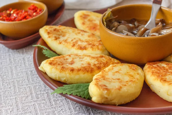 Tortas caseras y champiñones marinados — Foto de Stock