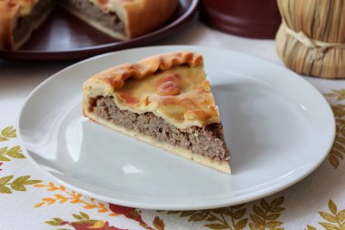 taze ev yapımı et pastası parçası