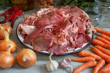 çiğ et dilimlenmiş