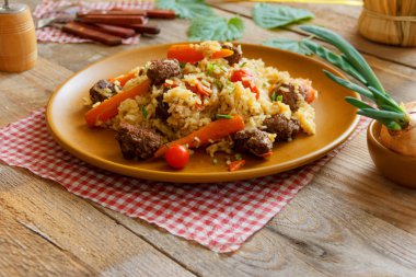 Masanın üzerine pilav