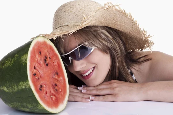 Mujer Joven Con Gafas Sol Sombrero Sol Con Sandía —  Fotos de Stock