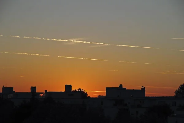 Dawn Fading Contrails Silhouettes Buildings Mittelberg Baden Wuerttemberg Alemanha Europa — Fotografia de Stock