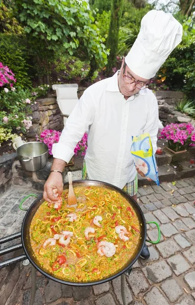 Cozinhe Preparando Uma Paella Prato Arroz Espanhol Adicionando Camarões Série — Fotografia de Stock