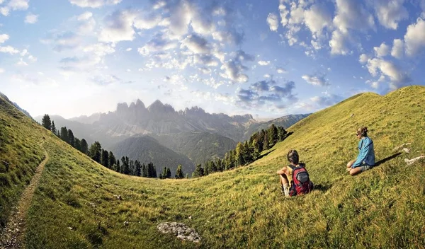 Senderistas Relajándose Prado Disfrutando Vista Del Grupo Geisler Montañas Aferer — Foto de Stock