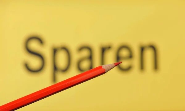 赤鉛筆と単語 Sparren と黄色の背景のクローズ アップ — ストック写真