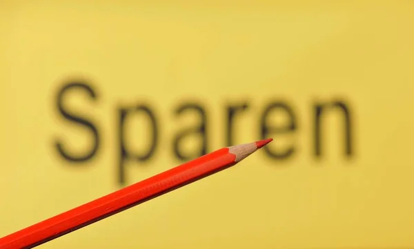 Tutup Dari Pensil Merah Dan Latar Belakang Kuning Dengan Kata — Stok Foto