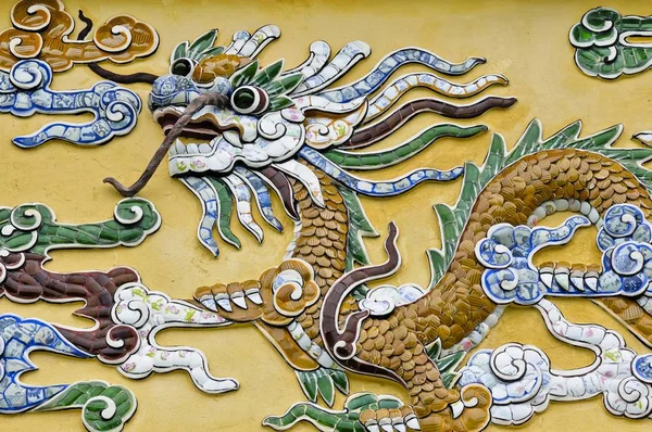Smoka Rysunek Wykonany Porcelany Fragmenty Żółtej Ścianie Pałac Cesarski Thanh — Zdjęcie stockowe