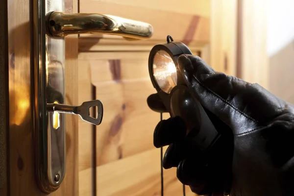 Dieb Untersucht Mit Taschenlampe Türschloss — Stockfoto