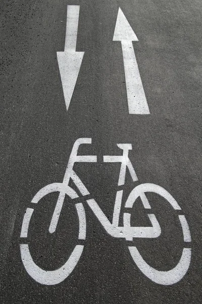 サイクル 方向矢印 アスファルトの道路標示 — ストック写真