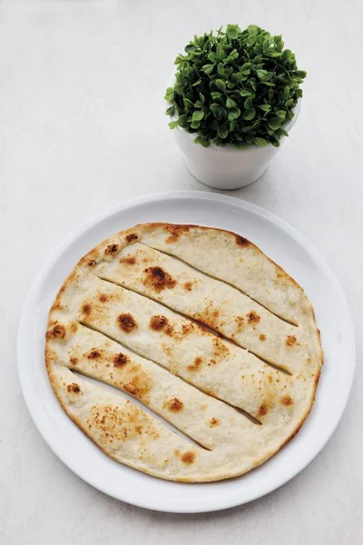 Pizza Ekmek Beyaz Arka Plan — Stok fotoğraf