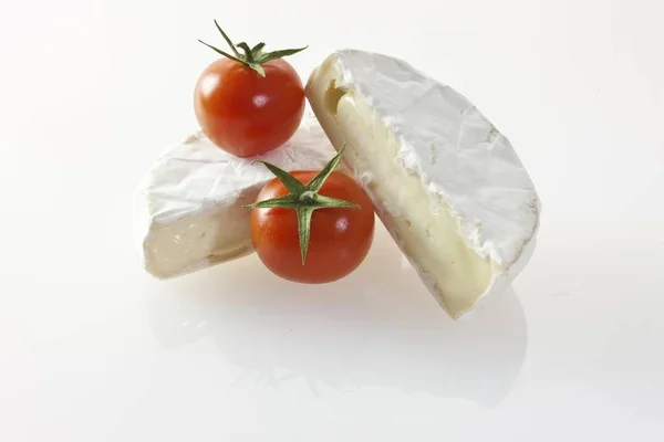 Queso Camembert Con Tomates —  Fotos de Stock