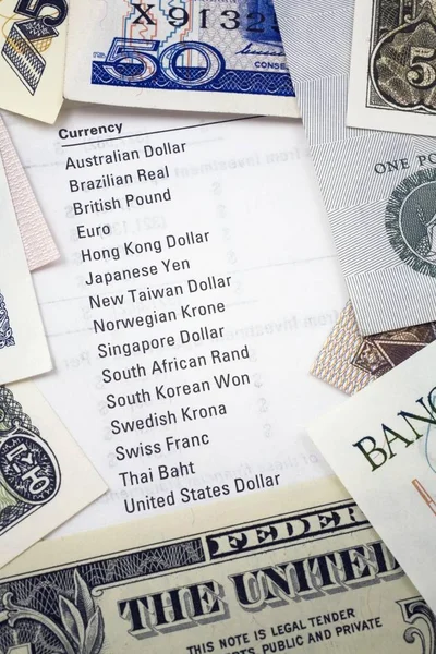 Λίστα Των Ξένων Νομισμάτων Που Πλαισιώνεται Από Χαρτονομίσματα — Φωτογραφία Αρχείου