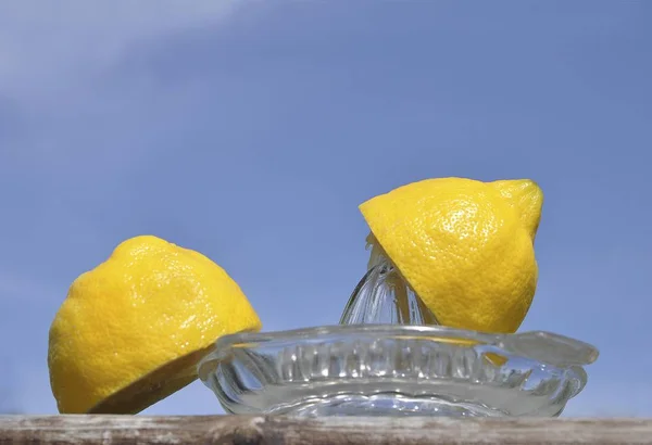 レモン絞り器にレモンの二つの部分 — ストック写真